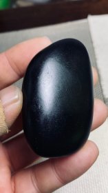 和田“墨玉籽料”原石，独特，稀有，难得，“墨玉籽料”，重达78克，市场价值3万以上的籽料，独特，稀有、极为罕见，稀有，珍贵，和田“墨”玉籽料，温润细腻，“墨玉和田玉籽料”和田墨玉籽料原石籽料,极为难得，珍贵，颜色漂亮，肉质细腻油润，极为稀有罕见，沁色自然，大自然鬼斧神工，包浆温润，收藏之极品