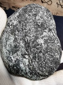 陨石原石，稀有新发现“海王星陨石”，独特，新发现陨石“海王星陨石”原石种，大块头800克多重“神秘纹海王星陨”深沉，细腻，身上有气印，极品收藏，可遇不可求，绝世珍品陨石一块，这也是非常难得的新陨石经典例子，也是我们这些陨石的经典见证，可作为一个新陨石种类经典来收藏，可做镇馆之宝