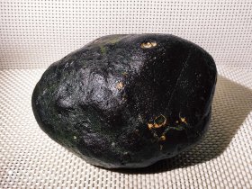 陨石原石，“暗黑天狼星”陨石，独特，稀有，强磁性，黑色绿色“阴阳色”代表“深空宇宙神秘能量”大块头10.6斤重，资源枯竭，不多了，暗黑色，非常漂亮，极为稀有罕见，可遇不可求，百年难得一件，极为罕见十分难得，收藏佳品，可做镇店之宝
