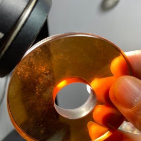 古玩，古董，古水晶璧吊坠，春秋战国古茶水晶璧，直径达7.5厘米，雄浑大气，可以媲美战国水晶杯，鬼斧神工，神韵非常，霸气侧漏，纯天然极品水晶雕琢而成，极为稀有的“春秋战国水晶玉璧”，沁色自然，包浆纯厚，温润无比，象征富贵吉祥，可遇不可求，江湖大佬气派，高端大气上档次，低调奢华有内涵，值得永久收藏