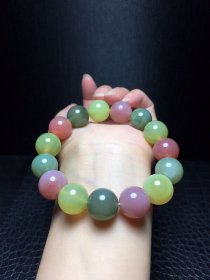 玛瑙手链，早期珍藏的，精品盐源玛瑙圆珠手串，极品也，非常大气漂亮，玉质老熟，沁色入骨漂亮，工艺复杂，做工规整，古香古色，玉质细腻通透，风化自然明显，喜欢的不要错过“七彩阳光”盐源玛瑙手链，资源枯竭，非常稀有了，有眼光者收藏之，珍惜之，稀有宝贵且时尚，高端大气上档次手链可遇不可求值得永久收藏