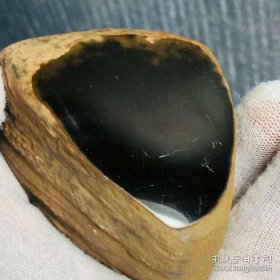 陨石原石，黑乌金陨石原石，独特，稀有，难得，像形黑乌金“少妇骚逼”黄皮黑金“乌黑发亮”311克重，“黄皮火烧黑乌金”极为罕见，稀有，非常经典的陨石极品“乌黑发亮”爆裂纹黄色皮纹黑乌金，温润细腻，黑乌金陨石，有微弱磁性，极为罕见，珍贵，稀有，精美，难得，可做镇馆之宝