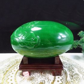 象形奇石原石，“翡翠西瓜”原石，带西瓜绿叶，“代表绿色希望和生命力的象征”奇石，“郁郁葱葱”特大翡翠西瓜22.5斤重，稀有天然郁郁葱葱绿色奇石原石，形状好看，高密度，沉甸甸的，极为稀有，值得永久收藏