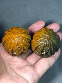 和田玉核桃一对，纯天然极品，极为稀有的“和田玉黄绿阴阳双色核桃一对”，《阴阳黄绿双色核桃一对》长寿和健康的象征，温润细腻，色泽亮丽，顺滑油脂。养玉在身，让人镇定身心，宁神而静志。精选和田玉原料，质地细腻，色泽油润。自然天成性的玉石是生长在大自然的环境中，历经千万年的磨砺温润无比，象征富贵吉祥，国宝级，高端大气上档次，低调奢华有内涵，值得永久收藏
