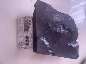 煤精石原石，极为罕见大块独特煤精石，大块煤精石原石，近4斤重达1879克，古煤精石原石，大块头，独特煤精原石，极品也，资源枯竭，投资价值极高，极为罕见，包浆醇厚，沁色自然，乌金煤精石大块头，收藏珍品，孤品，神品