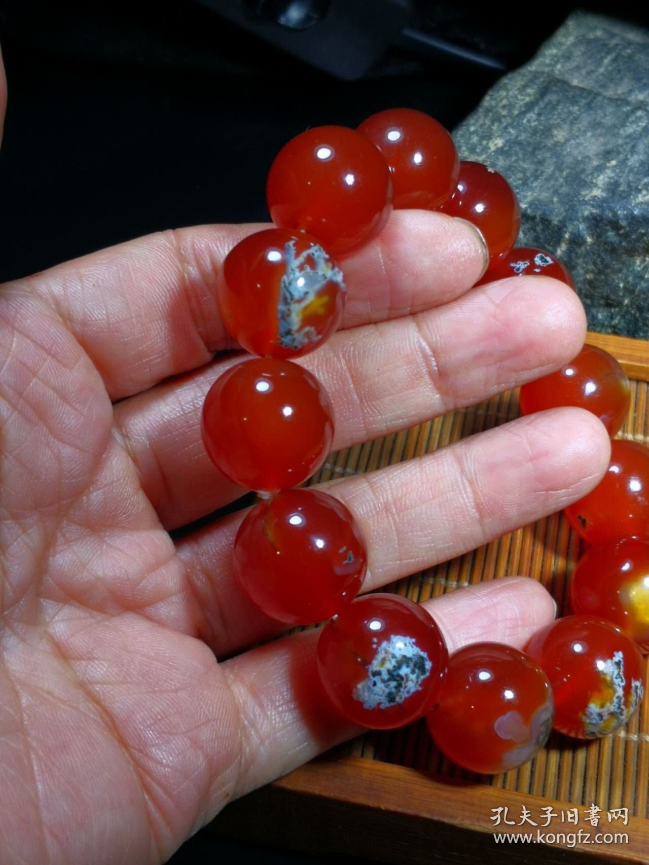 红油水草玛瑙手链，高冰透，黄灿灿，独特，稀有，极品红水草手链，万里挑一，温润如玉，纯天然极品红油水草玉髓玛瑙手串，纯天然极品红黄色，极为稀有的“红油绿水草”手链，《黄红绿水草》手链，温润无比，象征富贵吉祥，高端大气上档次，低调奢华有内涵，值得永久收藏