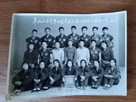 1965年参加山西省第四届全运会雁北排球代表队合影（男 女）