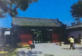 孟府大门明信片，贴4分海南风光普票，盖1987年1月3日山东邹县日戳。