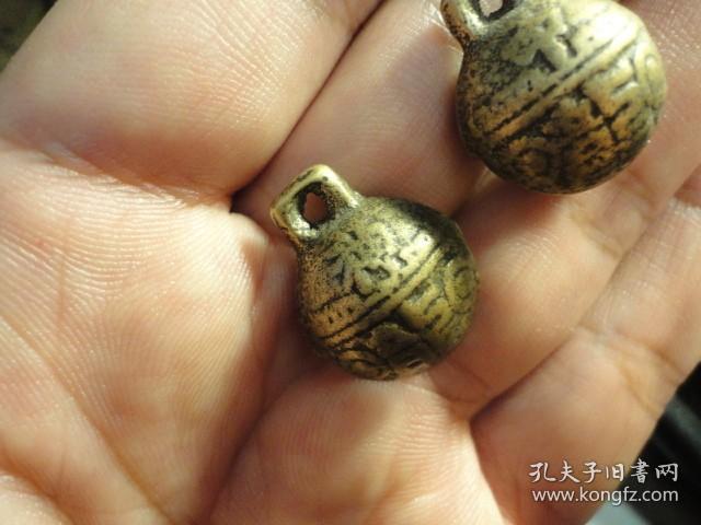 中华神州老铜铃铛一对.。品相完好，宽1.8cm，高2.1cm，一个中华，一个神州，一起两个，晚晴民国老铜铃铛，包老保真，声音响亮。