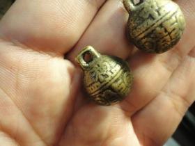 中华神州老铜铃铛一对.。品相完好，宽1.8cm，高2.1cm，一个中华，一个神州，一起两个，晚晴民国老铜铃铛，包老保真，声音响亮。