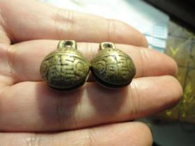 中华神州老铜铃铛一对.。品相完好，宽1.8cm，高2.1cm，一个中华，一个神州，一起两个，晚晴民国老铜铃铛，包老保真，声音响亮。
