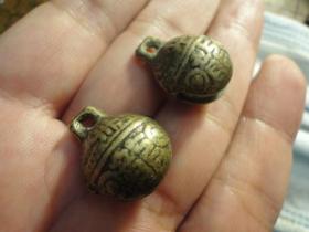 中华神州老铜铃铛一对.。品相完好，宽1.8cm，高2.1cm，一个中华，一个神州，一起两个，晚晴民国老铜铃铛，包老保真，声音响亮。