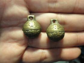 中华神州老铜铃铛一对.。品相完好，宽1.8cm，高2.1cm，一个中华，一个神州，一起两个，晚晴民国老铜铃铛，包老保真，声音响亮。