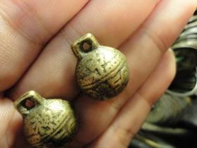 中华神州老铜铃铛一对.。品相完好，宽1.8cm，高2.1cm，一个中华，一个神州，一起两个，晚晴民国老铜铃铛，包老保真，声音响亮。