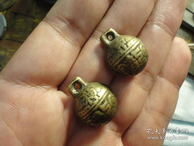 中华神州老铜铃铛一对.。品相完好，宽1.8cm，高2.1cm，一个中华，一个神州，一起两个，晚晴民国老铜铃铛，包老保真，声音响亮。