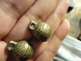 中华神州老铜铃铛一对.。品相完好，宽1.8cm，高2.1cm，一个中华，一个神州，一起两个，晚晴民国老铜铃铛，包老保真，声音响亮。