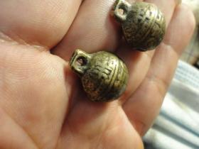 中华神州老铜铃铛一对.。品相完好，宽1.8cm，高2.1cm，一个中华，一个神州，一起两个，晚晴民国老铜铃铛，包老保真，声音响亮。