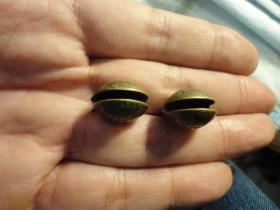 中华神州老铜铃铛一对.。品相完好，宽1.8cm，高2.1cm，一个中华，一个神州，一起两个，晚晴民国老铜铃铛，包老保真，声音响亮。