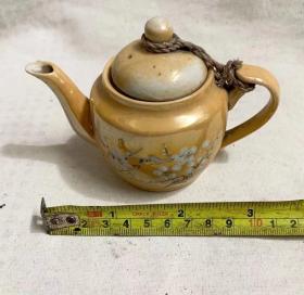 小茶壶，梅花图案