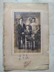 民国照片，泛银。香港大道西艳芳照相馆。托板尺寸22*15cm，纸损，品相见图。