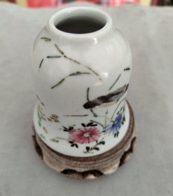 清末粉彩水注。菊花瓣动物纹，包浆美，无磕碰，品相完美见图。配木座。尺寸6*6cm。代友出，不议价。