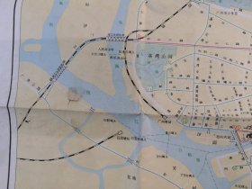 1974年广州市行政区（单位名称电话、新旧街道地名）、化县、从化。广州市近郊、远郊汽车路线。广州市区交通图：33条汽车、电车线路，起点终点车站名。沙而还未建有白天鹅宾馆。尺寸50*38cm。品相见图，折寄。