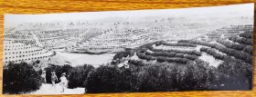 广东鹤山市茶叶资料。古劳茶山茶山茶场（1973年南方日报伯权攝）。鹤山种茶历史，可追溯至宋代，自清至民国（1936年前）为发展蓬荣时期，产茶区有：茶山、丽水、马耳山、老岩头、双合、宅梧白水带。其“鼎盛时期，鹤邑产茶占全省产茶量之半，占输出总量之八、九成”。有关鹤山茶叶史料见本人著作《江门五邑清代民国民间藏品图文录》一书（有售）。注意最后5图供参考，不是发货物。尺寸：23*9cm，品相见图。