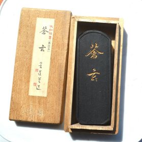 墨运堂 70年代青色系 大和雅墨《苍玄》一笏

【净重】31.0克
【墨品】松烟青墨，青色系，植物性直火焚松烟青墨，左款：大和雅墨，右款：墨运堂造【厂家】墨运堂
【年代】70年代
【品相】已使用之美品，墨体细节见图，墨体坚挺硬朗，墨身细腻黝黑，墨面平整细润，描金字口细致精美，墨版简约大气，品质很好，非常漂亮的一笏菜种油烟青墨。