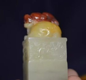 【珍品宝藏】  七八十年代寿山石老料结晶巧色芙蓉古兽鸿运当头钮章