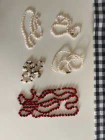 小孩子玩的珍珠项链和红豆项链