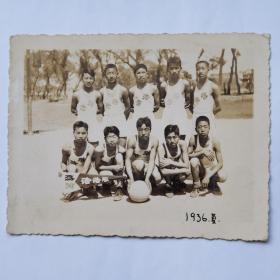 民国25年潞河中学浩浩篮球队合影一张 背面有签名，非常珍贵！