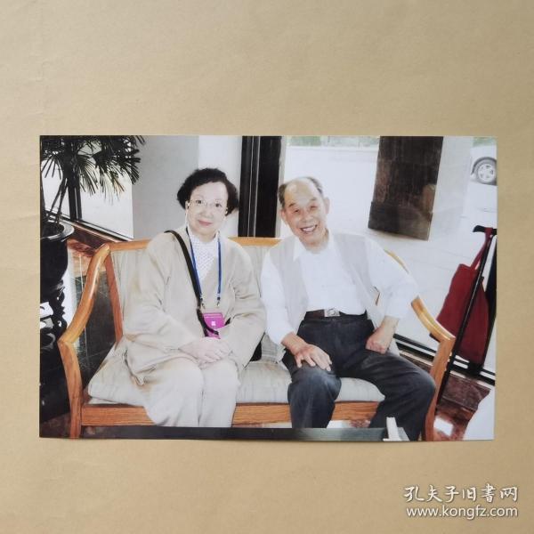 京剧票友凌汉臣2006年10月与著名京剧表演艺术家杜近芳在天津凯悦饭店合影，凌汉臣为杜近芳诊病。