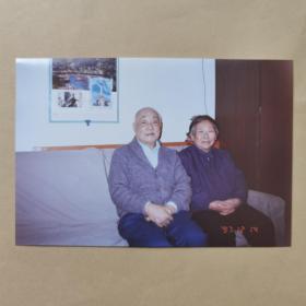 中大校友会丁于廉1998年赠王宏济照片一张   附台湾中大实中校友会一次合影的八开纸质复印件1张