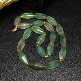 收藏多年莹绿玛瑙八棱项链一条