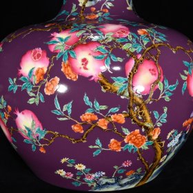 清乾隆茄皮紫釉珐琅彩花鸟石榴纹天球瓶 尺寸：43.5×33厘米 价格5800
