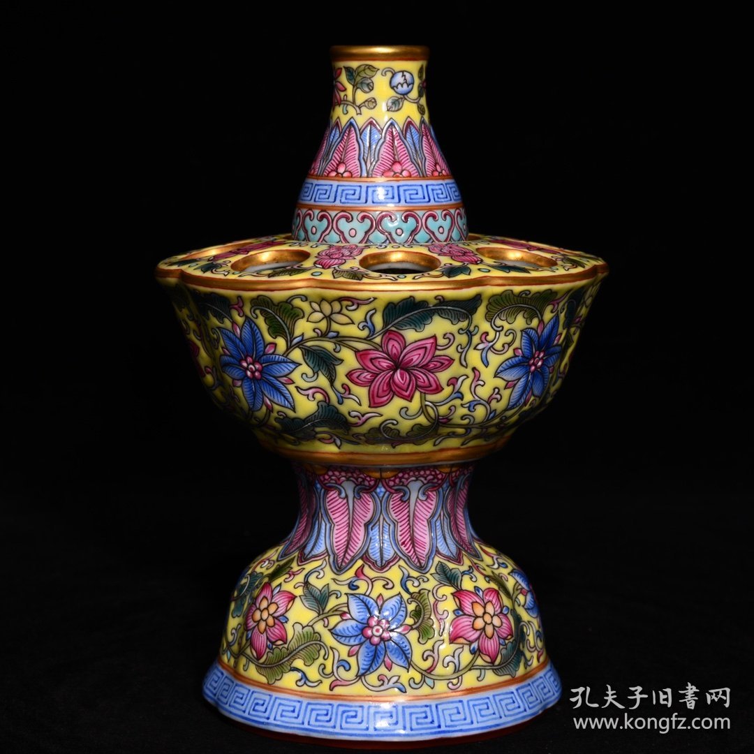 清乾隆黄地粉彩描金花卉纹九孔蜡台，尺寸高15.5cm直径11cm，价4500