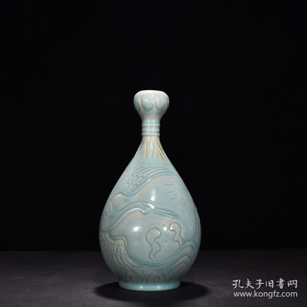 宋汝窑天青釉刻云鹤蒜头瓶（大宋汝窑清凉寺御制）款 高28厘米 宽13.5厘米 价格780