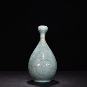 宋汝窑天青釉刻云鹤蒜头瓶(大宋汝窑清凉寺御制)款 高28厘米 宽13.5厘米 价格780