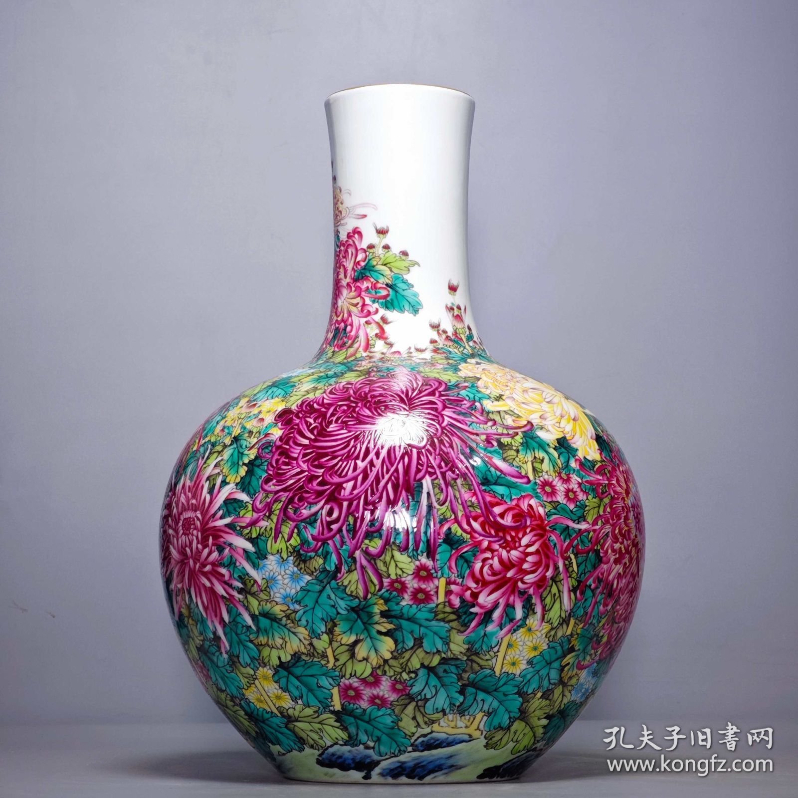 清乾隆珐琅彩绘菊花纹天球瓶