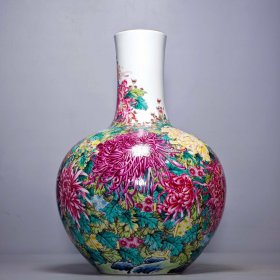 清乾隆珐琅彩绘菊花纹天球瓶