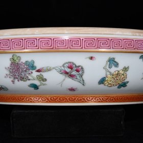 清雍正粉彩人物故事纹果盒