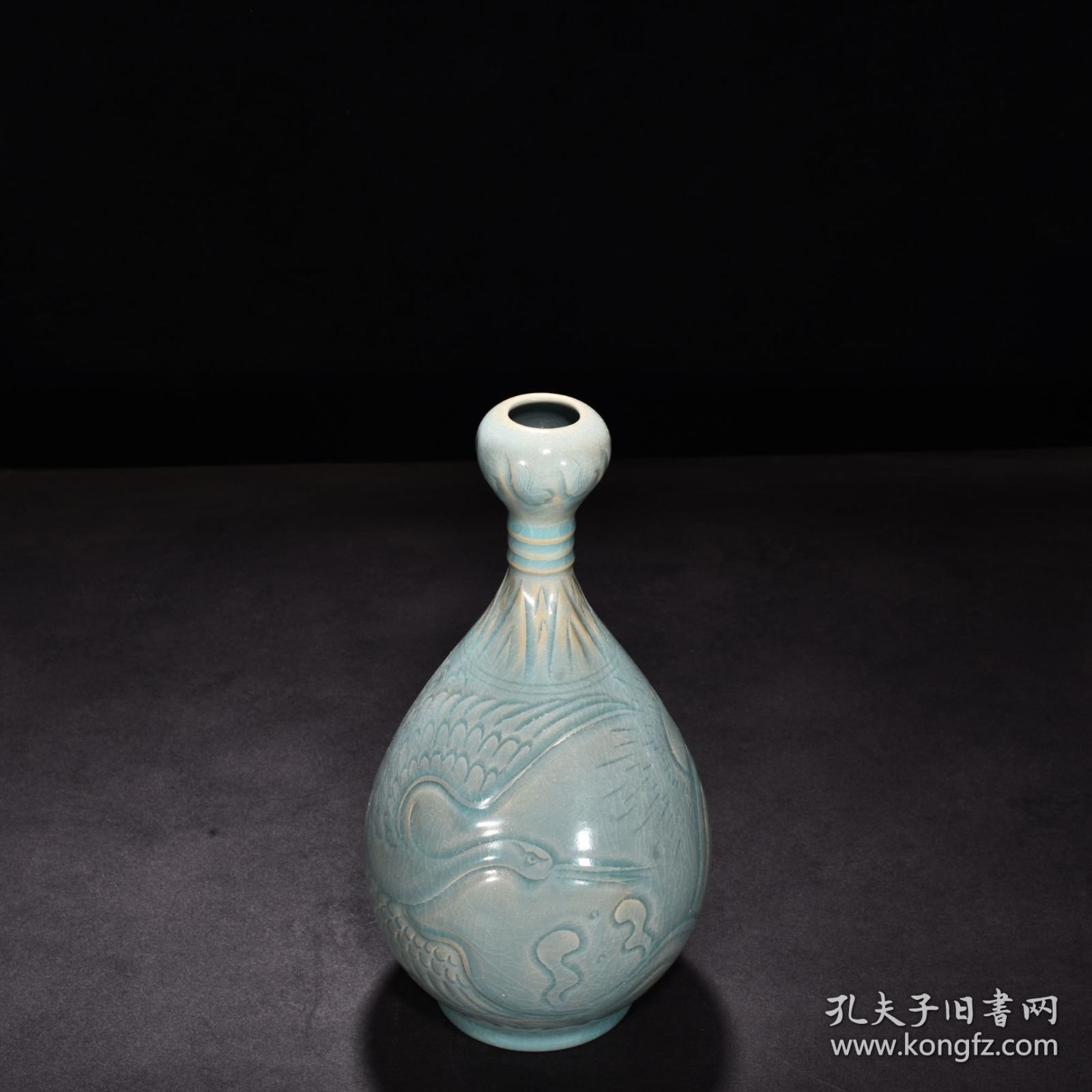 宋汝窑天青釉刻云鹤蒜头瓶（大宋汝窑清凉寺御制）款 高28厘米 宽13.5厘米 价格780