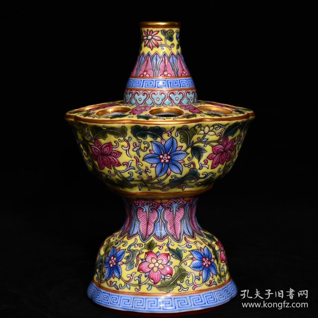 清乾隆黄地粉彩描金花卉纹九孔蜡台，尺寸高15.5cm直径11cm，价4500