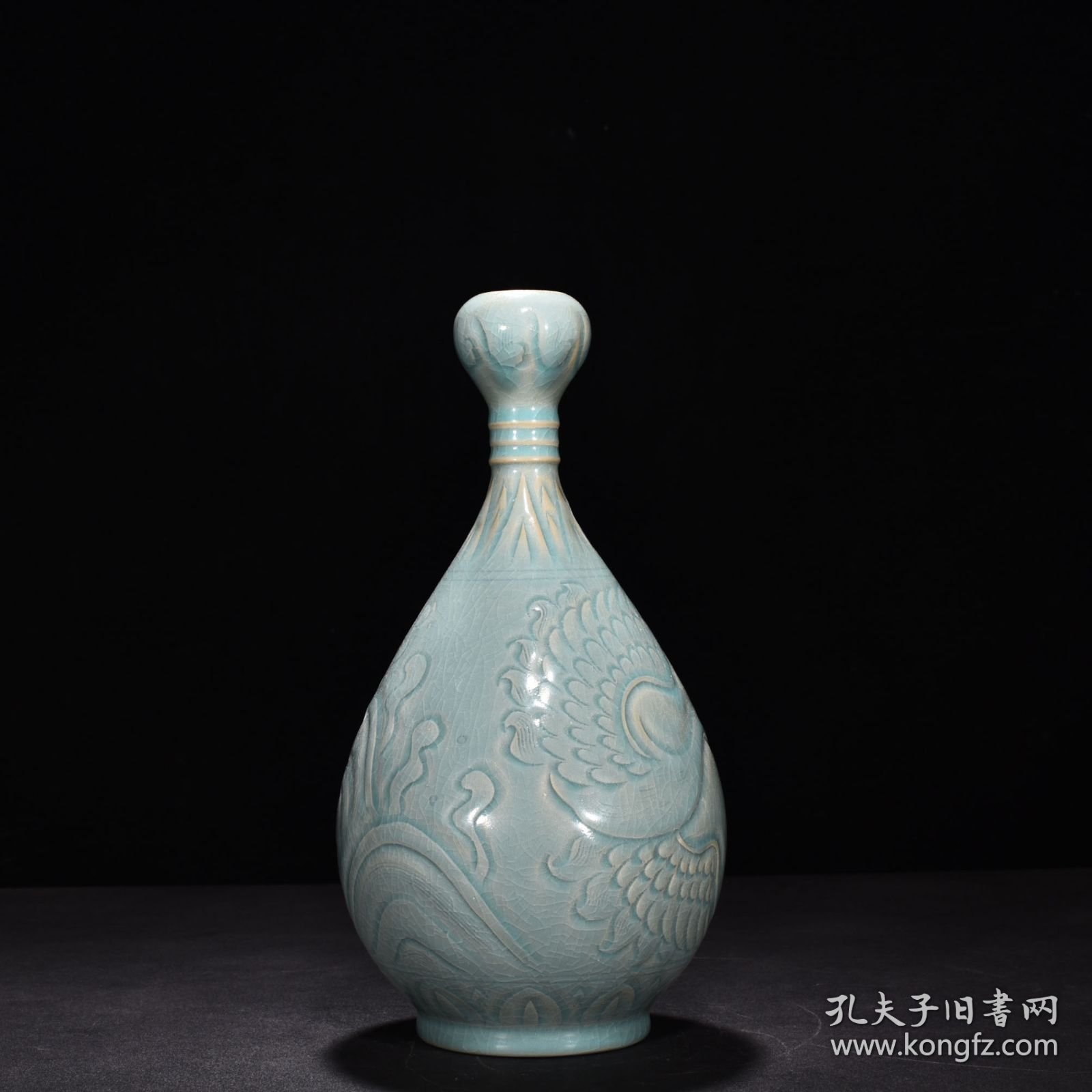 宋汝窑天青釉刻云鹤蒜头瓶（大宋汝窑清凉寺御制）款 高28厘米 宽13.5厘米 价格780