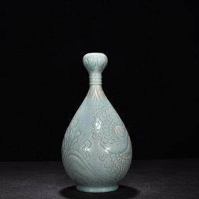 宋汝窑天青釉刻云鹤蒜头瓶(大宋汝窑清凉寺御制)款 高28厘米 宽13.5厘米 价格780
