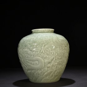 清乾隆粉青釉雕刻苍龙教子罐26*25厘米 7350元