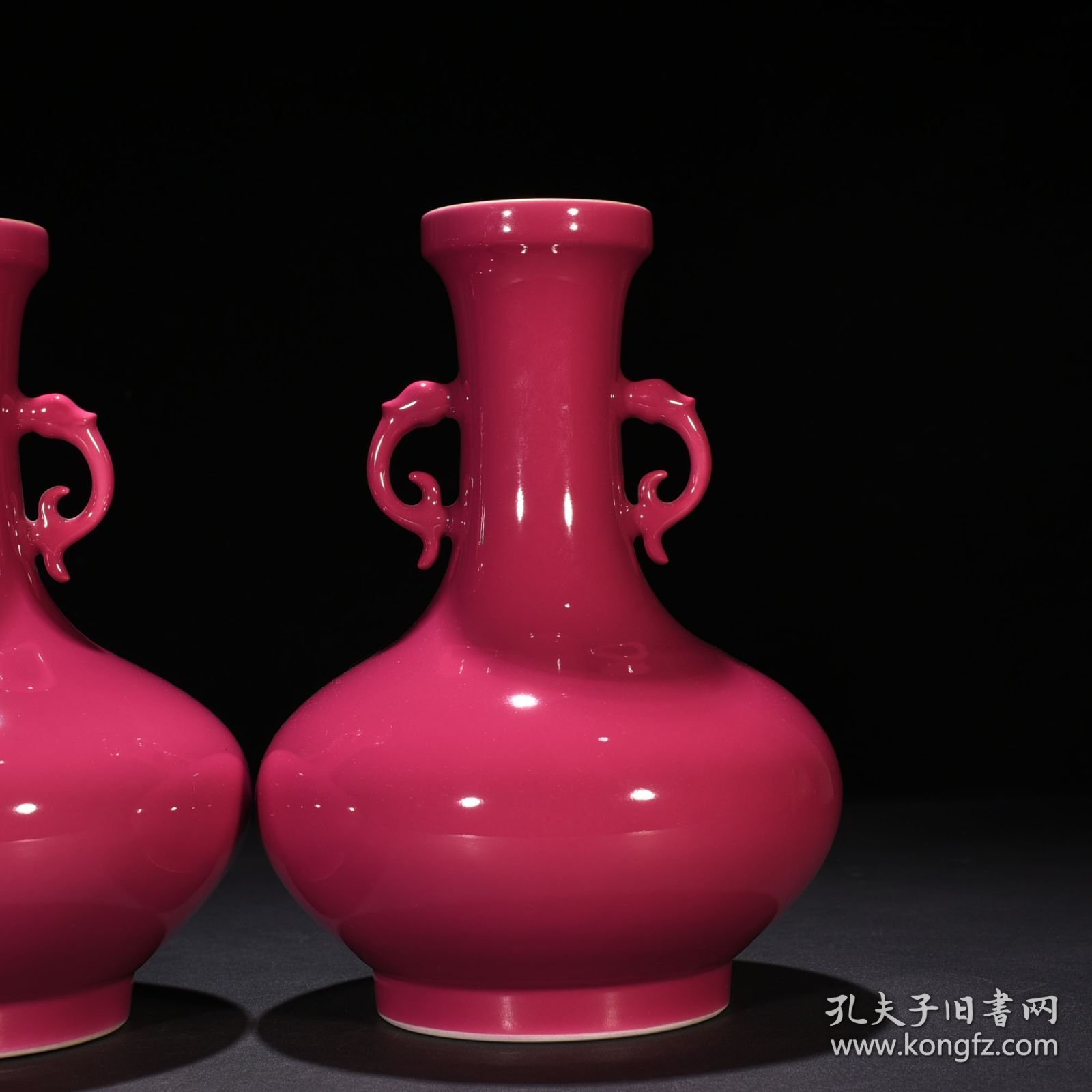 清雍正胭脂红釉双耳盘口瓶 尺寸：27*20厘米 价格1300