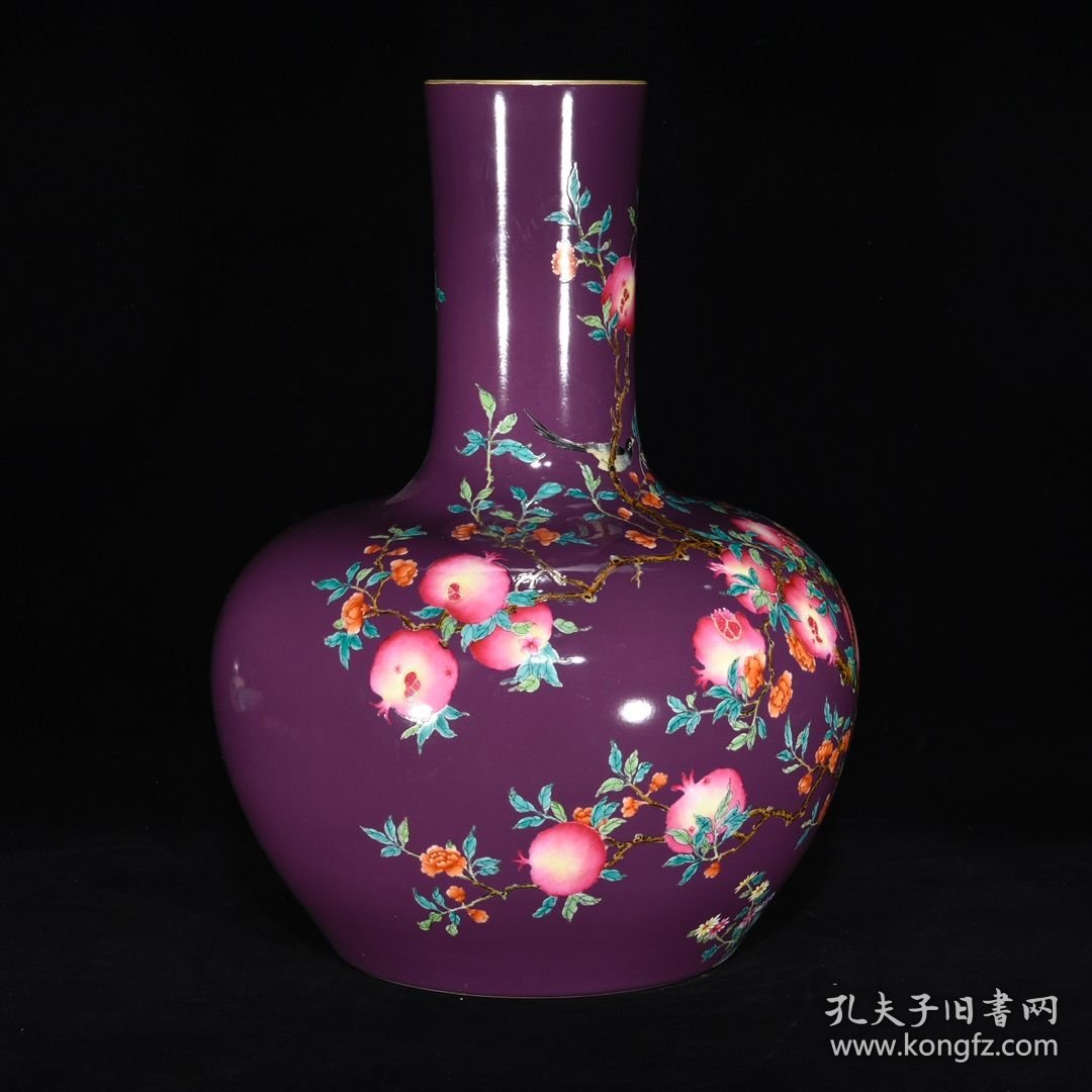 清乾隆茄皮紫釉珐琅彩花鸟石榴纹天球瓶 尺寸：43.5×33厘米 价格5800