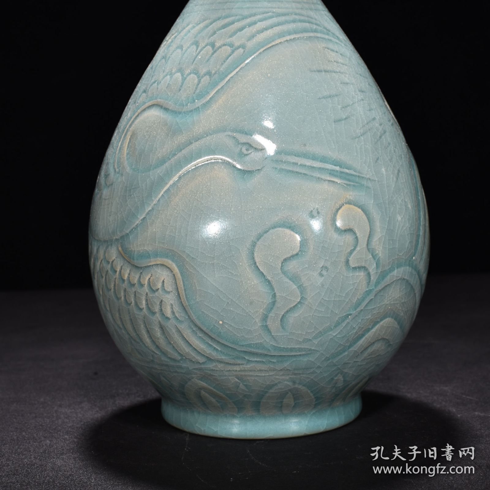 宋汝窑天青釉刻云鹤蒜头瓶（大宋汝窑清凉寺御制）款 高28厘米 宽13.5厘米 价格780