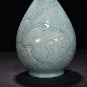 宋汝窑天青釉刻云鹤蒜头瓶(大宋汝窑清凉寺御制)款 高28厘米 宽13.5厘米 价格780